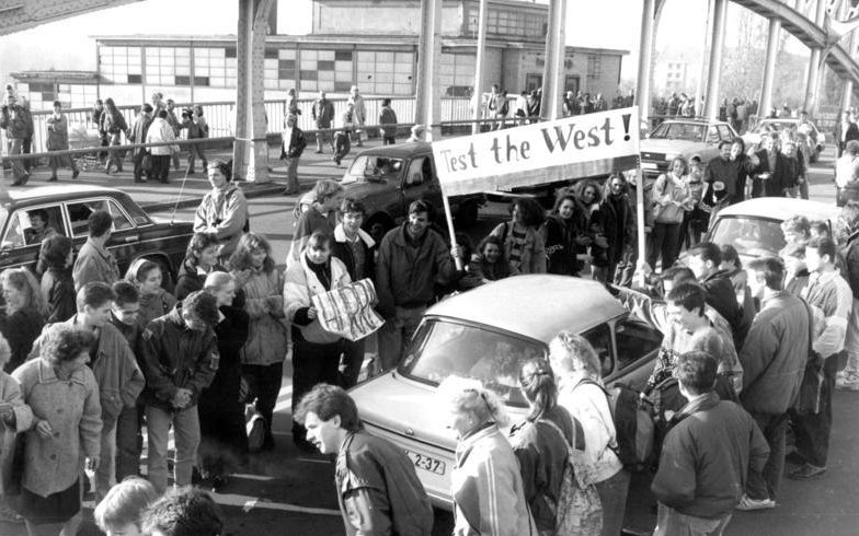 1989年11月10日博恩霍尔姆大街口岸的人群与车辆